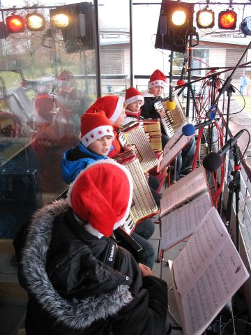 Akkordeon-Jugend spielt auf Christkindlmarkt