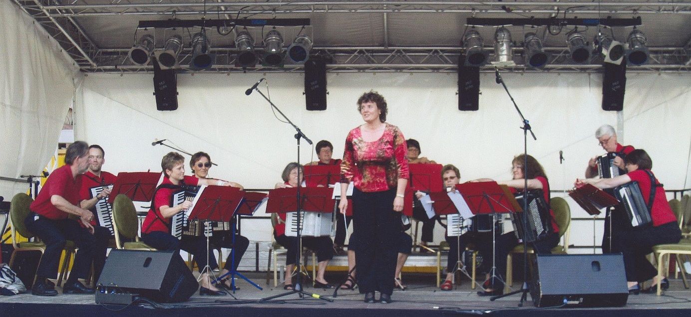 Akkordeongruppe bei Auftritt in München
